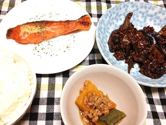 焼き鮭 カボチャのそぼろアンかけ煮 茄子とピーマンの肉味噌炒め|あつんさん