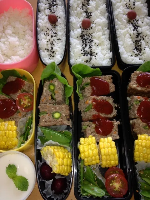 Snapdishの料理写真:みんな弁当☆ミートローフ・キヌサヤのお浸し・とうもろこし・プチトマト・ミルク寒・アメリカンチェリー|chyawaさん