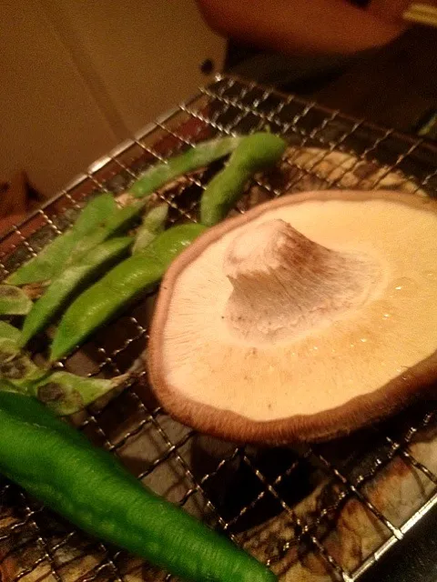 七輪  生椎茸、万願寺トウガラシ  ダダ茶豆|田村準也さん