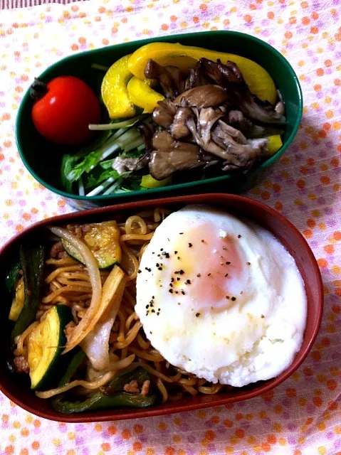 今日のおべんと。焼きそばと目玉焼きとサラダ。冷蔵庫にあった野菜、全部入れた。|nozomi tsujiさん