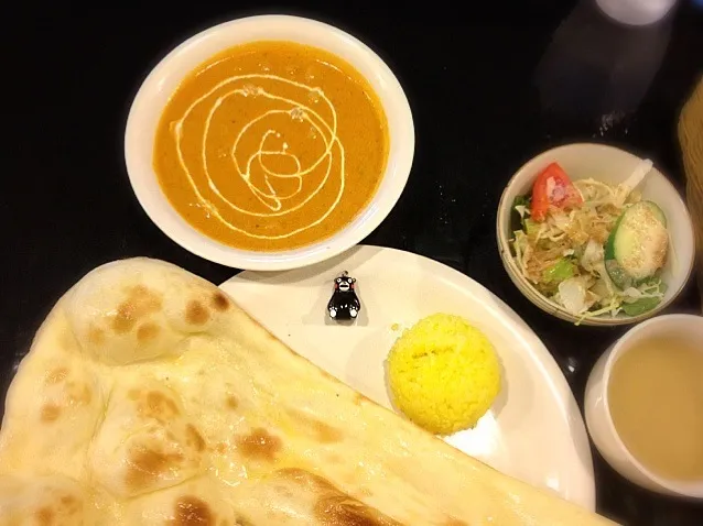 カレーランチは豆カレーとナン、ライス、サラダ、スープ、ラッシーで|大阪カレー部長さん