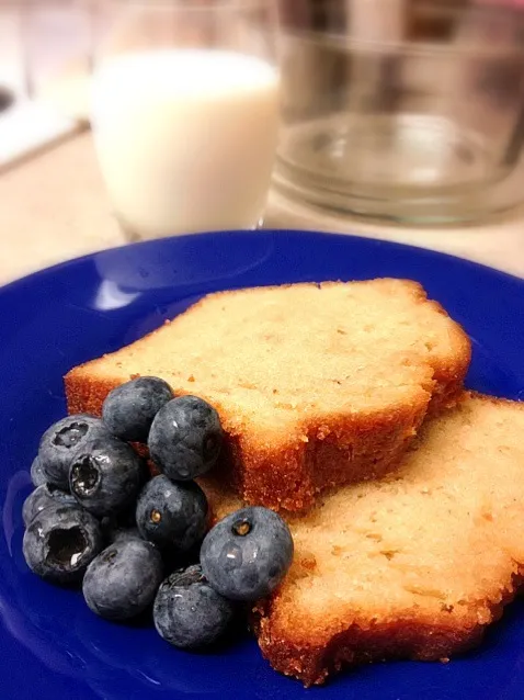 fresh blueberries and banana nut creme cake|helen kamさん