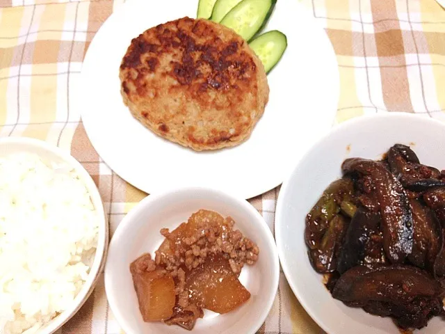 ハンバーグ 茄子とシシトウの味噌炒め 大根そぼろ煮|あつんさん