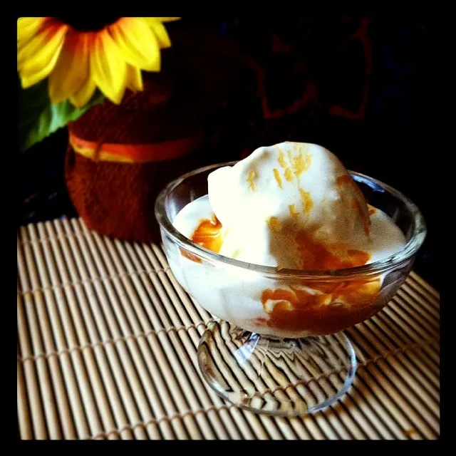 Homemade Vanilla Ice crean with Salted Caramel Sauce.|My passion is here. Do follow me. ^^さん