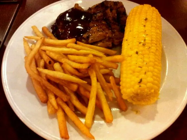 black pepper chicken with fries and corn|kelly limさん