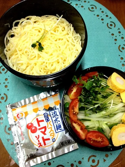 冷製パスタ弁当。あれから毎日麺です…(-｡-;最近流水麺がお気に入り。すぐ出来るし、スープも一食ずつ売ってるし、延びにくい。パスタとそうめんと、中華麺と蕎麦があるのでローテーションできる。なんて弁当向きなんだ〜。|竹やぶ子さん