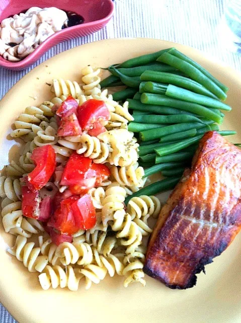 lazy dinner salmon, green beans & pesto pasta|Yoriko Fujitaさん