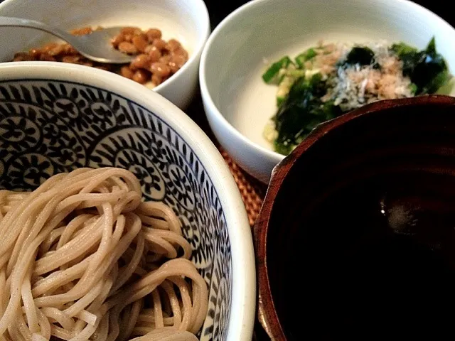 Snapdishの料理写真:暑い日は冷たい蕎麦！納豆に叩きオクラ＋ワカメの酢の物も添えて栄養補給🎶|松浦有里さん