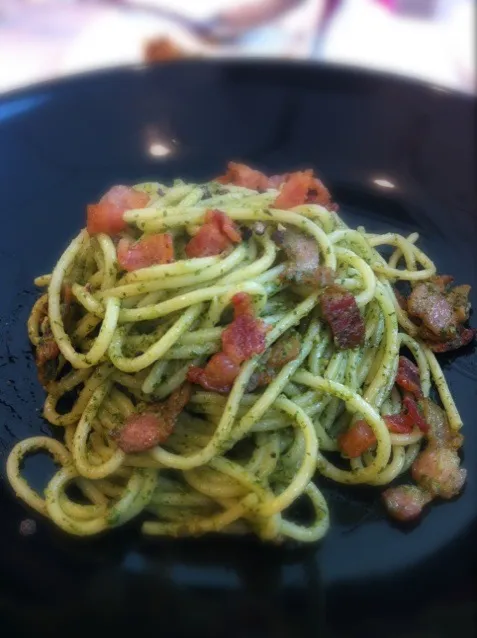 spaghetti with bacon and pesto sauce|Pim Patanasuthikulさん