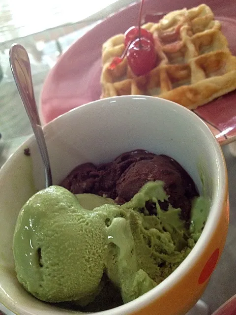 icecream &waffle|kittika tiranasarさん