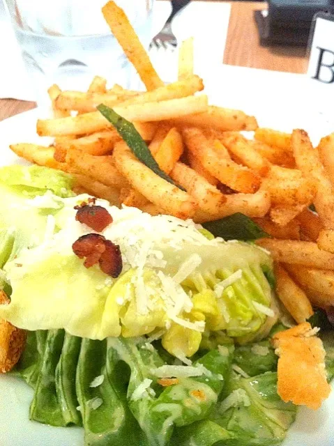 curry fries and casesar salad|Tinky 🍒さん