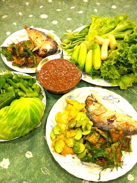 thai chilli dipping sauce and assorted vegetable + fish|nicky tangさん