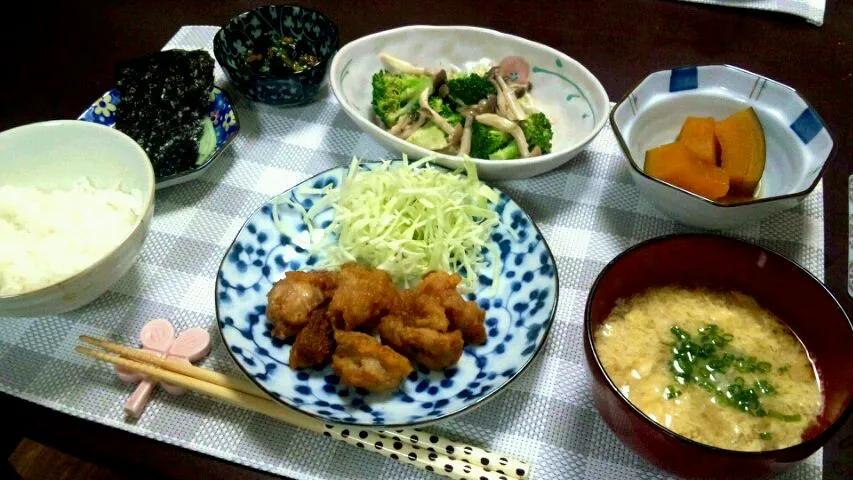 Snapdishの料理写真:8/4夜ごはん＊唐揚げ、ほうれん草の梅海苔お浸し、かぼちゃの煮物、ブロッコリーとしめじのゴマサラダ、海苔、ごはん、味噌汁|まゆみさん