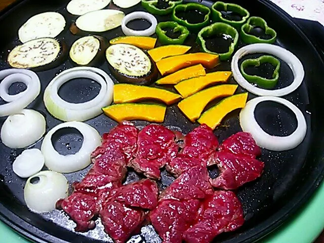 Snapdishの料理写真:こんばんはーﾏﾏﾋﾟーでごじゃります♪台風が来るので家BBQ～部屋中肉煙～ヽ(￣▽￣)ノ|katumi  ueharaさん