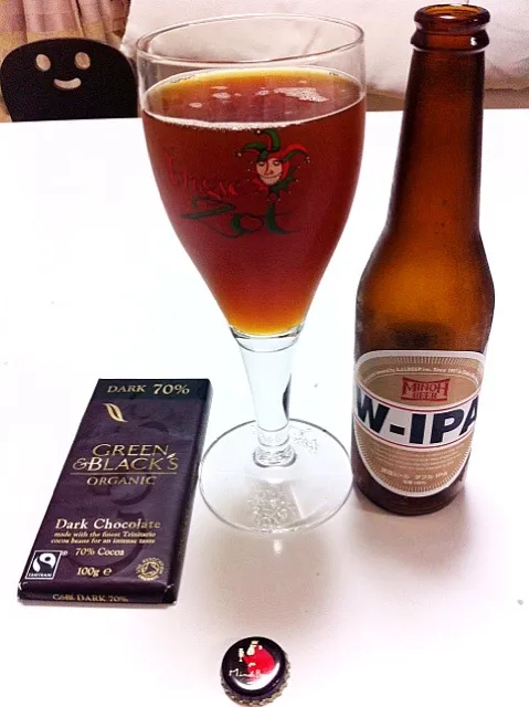 Snapdishの料理写真:箕面ビールのW-IPA。ダークチョコがよう合うわ。9%なのでゆったりいただきます。|たけうちさん