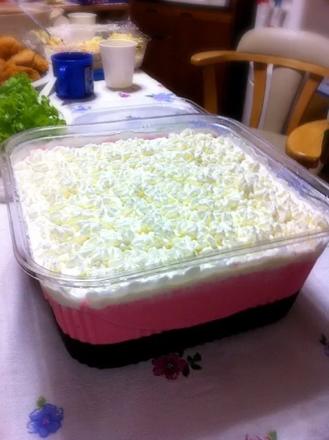 mousse de morango com gelatina e chantilly|lucia inoueさん