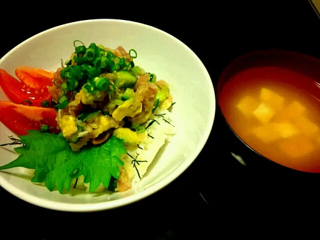 マグロとアボカドのタルタル丼  お豆腐の味噌汁|じゅぅぅぅぅぅんさん