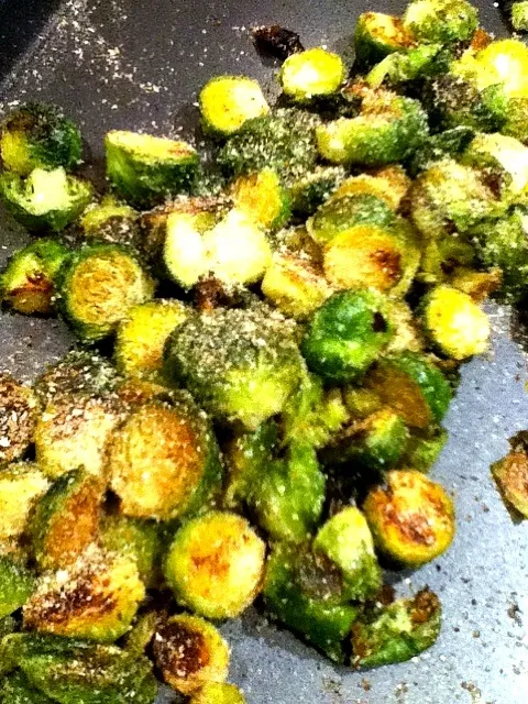 Roasted Carmelized Brussel Sprouts|Luci Zoeさん