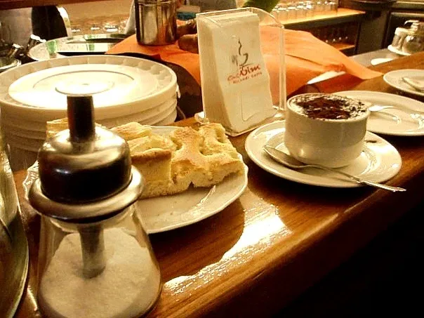 Cafe Latte & Foccacia, Breakfast in Portofino|Luci Zoeさん