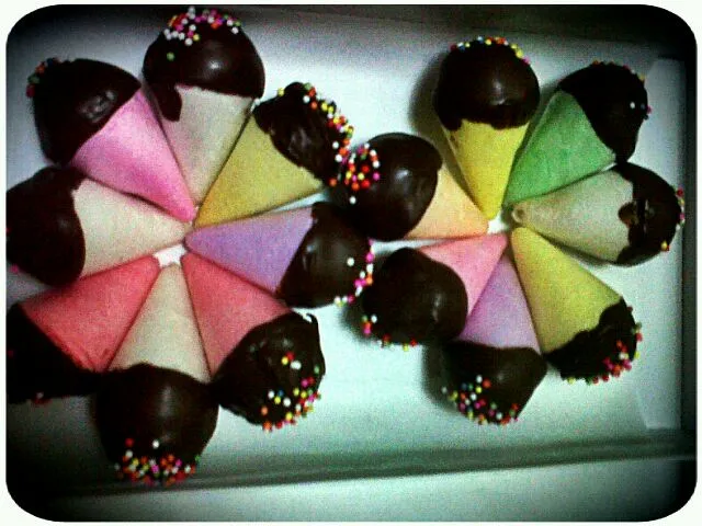 Cake pops in cones|Martinah Baileysさん