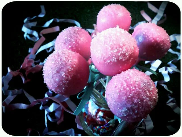 Cake pops with strawberry flavour inside and strawberry chocolate icing|Martinah Baileysさん