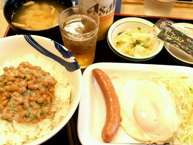 Snapdishの料理写真:ソーセージエッグ定食ご飯大盛＋酒|ツツカメさん