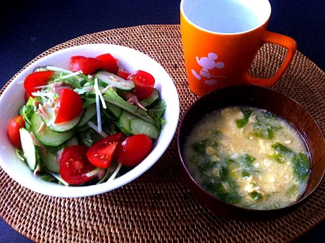 サラダ（水菜、きゅうり、トマト、ツナ）＆味噌汁（セロリの葉、溶き卵）|かなこさん