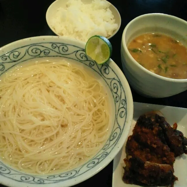 半田そうめんの冷や汁つけ麺、鶏唐揚げ添え|ふぃるまめんとさん