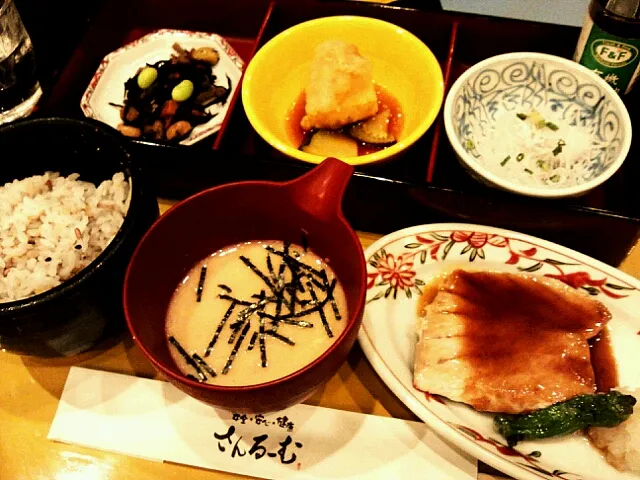 さんるーむ　カジキの生姜焼き定食|まきさん