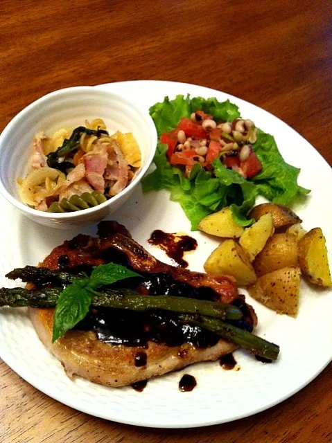 balsamic sauce pork steak, tri-colored pasta w/ basil and onion, bean salad|Yoshinaさん