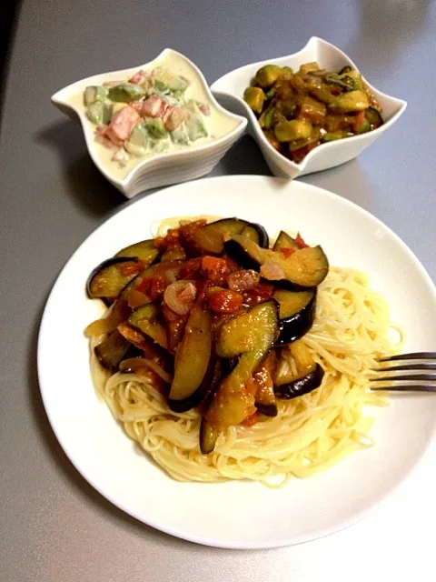 ナスとトマトのパスタ、サーモンとアボカドのサラダ2種|Manabuさん