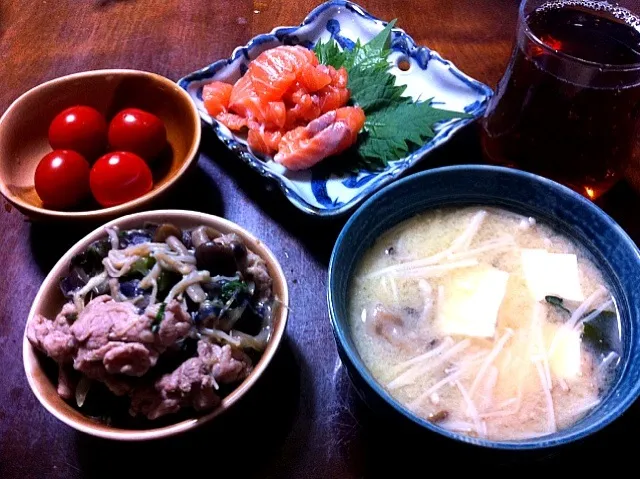 お刺身（サーモン）、味噌汁（えのき、しめじ、豆腐、わかめ）、味噌煮炒め（豚肉、茄子、ピーマン、茗荷、大葉）、ミニトマト|かなこさん