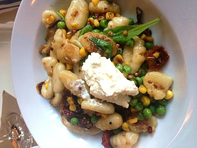 ummer Gnocchi tomato corn relish, oyster mushrooms, sheep’s milk ricotta, brown butter|Gwen Hernandezさん