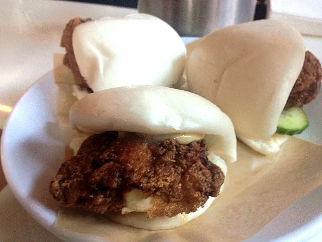 General Chang’s Chicken fried chicken, miso mayonnaise, steam bun, cured cucumber, hoisin|Gwen Hernandezさん