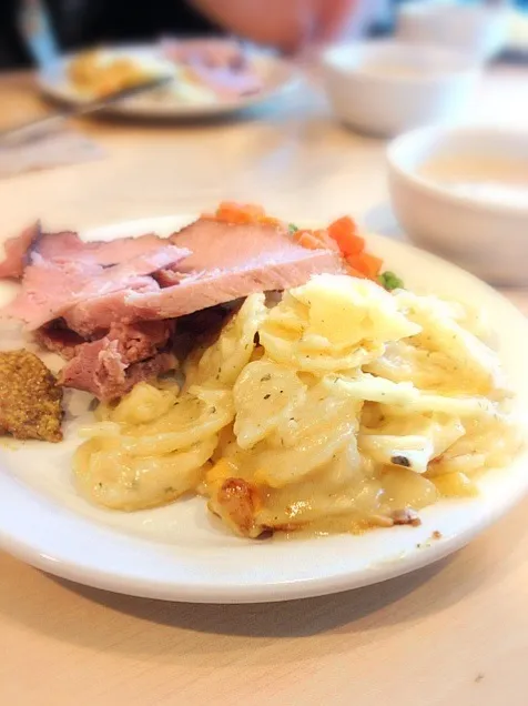 Snapdishの料理写真:Ham and scalloped potatoes with clam chowder|helen kamさん