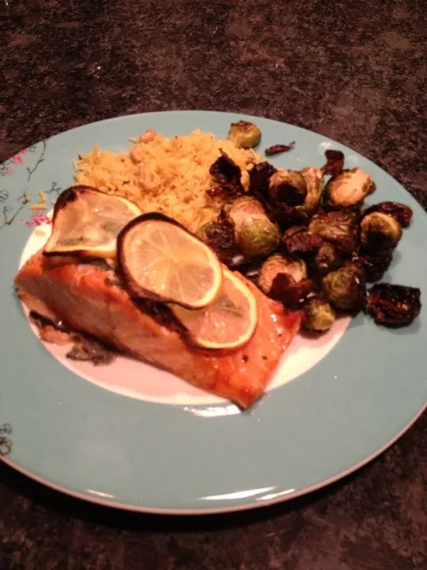 plank salmon with crispy brussel sprouts|Monica Marzianiさん