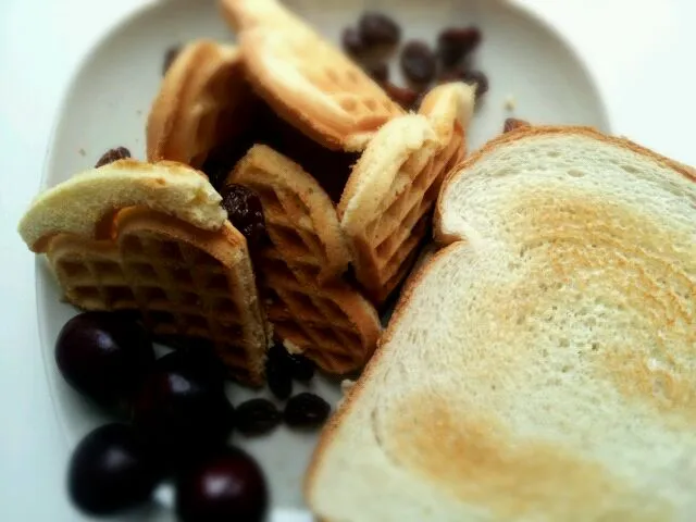 waffles, a sandwich and cherries|Looknooさん