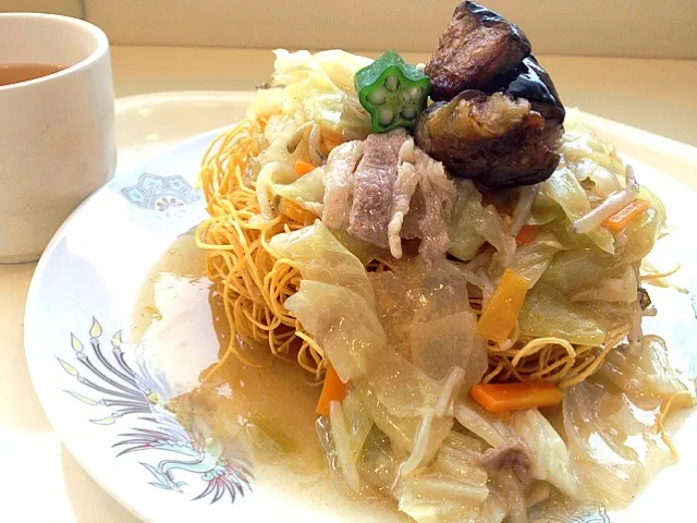 今日の社食は夏野菜ののった皿うどん。500円。久々のタワー系w。|ルーア・ブランカさん