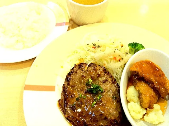 ハンバーグとカレイの唐揚げな日替わり定食|Jackie Yamakawaさん