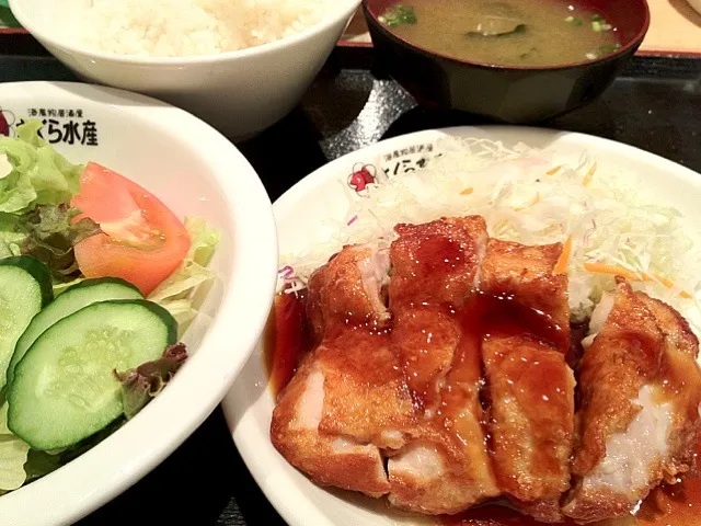 Snapdishの料理写真:チキンステーキと野菜サラダ＠さくら水産 #昼ごはん #昼飯|Takashi H.さん