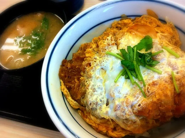 本日のランチ。カツ丼。(ﾟдﾟ)ｳﾏｰ 。|JTKさん