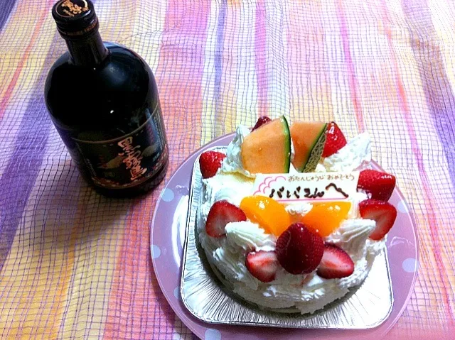 今日は相方のお誕生日。取り合えずお酒とケーキを用意。焼酎の美味しさに魅せられ黒霧島を！(^_^)|J★Oさん