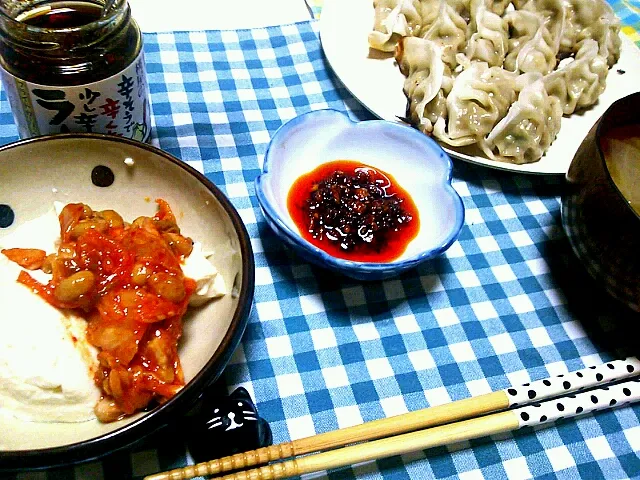 食べるﾗｰ油で餃子*ｷﾑﾁ納豆の冷奴*具だくさん味噌汁|toiさん