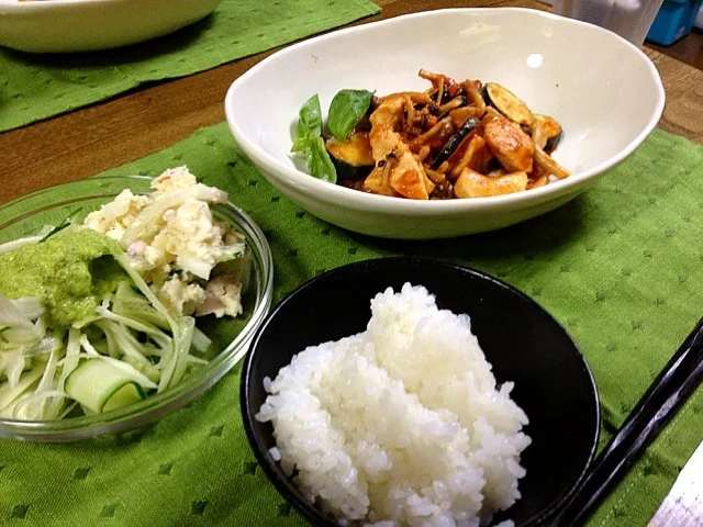 鶏肉のトマトソース煮 ピロセロＱサラダ ポテトサラダ|あゆみさん