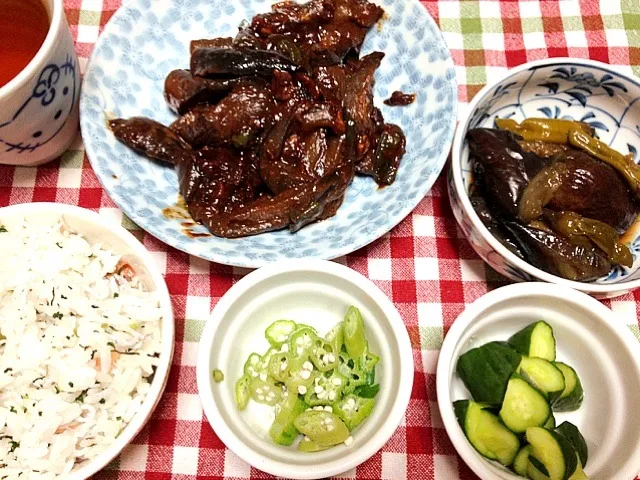 Snapdishの料理写真:梅チリごはん 茄子とシシトウの味噌炒め 茄子とシシトウの煮物 浅漬 オクラ|あつんさん