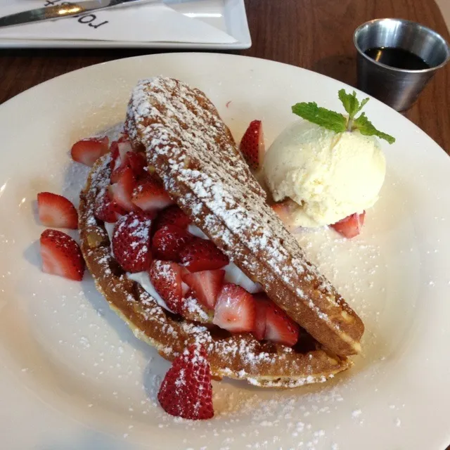 strawberry waffle|Karuna Suttipongkanasaiさん