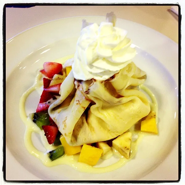 crepe with soft vanilla ice-cream|Karuna Suttipongkanasaiさん