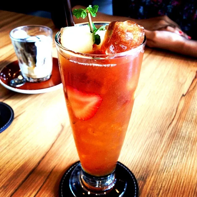 strawberry ice tea with honey and lime|Karuna Suttipongkanasaiさん