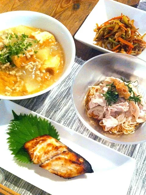 鰆の塩麹焼き、冬瓜と厚揚げのそぼろ煮、冬瓜の皮のきんぴら、豚しゃぶと梅肉のぶっかけ素麺♡|まみりんごさん