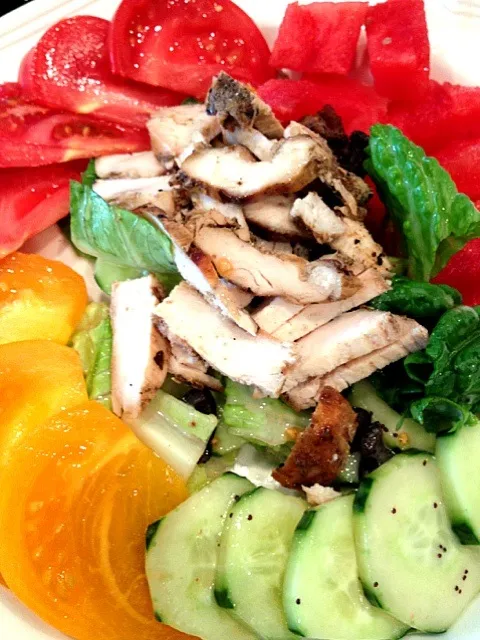 hearts of Romaine, heirloom tomatoes, English cucumbers, poppyseed dressing, topped with jerked chicken breast- it's the " what I have in my fridge" salad!|Emmie Pizarroさん